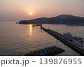 夕暮れの萩漁港（防波堤・灯台・穏やかな海） 139876955