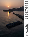 夕暮れの萩漁港（防波堤・灯台・穏やかな海） 139876956