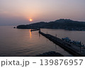 夕暮れの萩漁港（防波堤・灯台・穏やかな海） 139876957