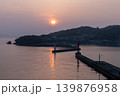 夕暮れの萩漁港（防波堤・灯台・穏やかな海） 139876958