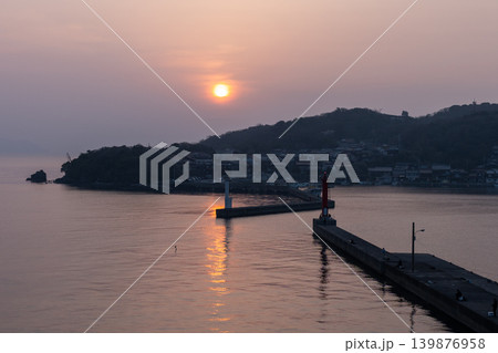 夕暮れの萩漁港(防波堤・灯台・穏やかな海) 夕暮れの萩漁港(防波堤・灯台・穏やかな海) 139876958