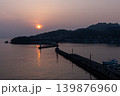 夕暮れの萩漁港（防波堤・灯台・穏やかな海） 139876960