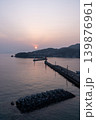 夕暮れの萩漁港（防波堤・灯台・穏やかな海） 139876961