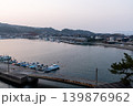 薄暮の萩漁港パノラマ（漁船・岸壁・倉庫） 139876962