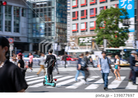 日本の東京都市景観青切符制度4月1日からだが…通勤時間帯の渋谷スクランブル交差点…電動キックボード… 日本の東京都市景観青切符制度4月1日からだが…通勤時間帯の渋谷スクランブル交差点…電動キックボード… 139877697