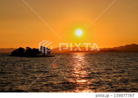 茜色に染まる松江・出雲の夕景…夕焼けの『宍道湖』 茜色に染まる松江・出雲の夕景…夕焼けの『宍道湖』 139877767