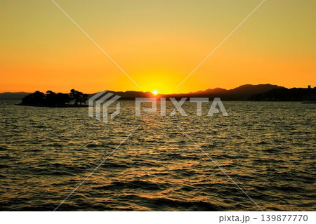 茜色に染まる松江・出雲の夕景…夕焼けの『宍道湖』 茜色に染まる松江・出雲の夕景…夕焼けの『宍道湖』 139877770