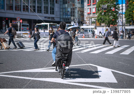 日本の東京都市景観青切符制度4月1日からだが…通勤時間帯の渋谷スクランブル交差点…危険運転自転車 日本の東京都市景観青切符制度4月1日からだが…通勤時間帯の渋谷スクランブル交差点…危険運転自転車 139877805