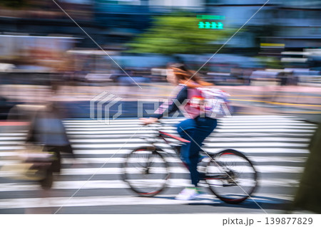 日本の東京都市景観青切符制度4月1日からだが…通勤時間帯の渋谷スクランブル交差点…危険運転自転車 139877829