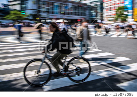 日本の東京都市景観青切符制度4月1日から…通勤時間帯の渋谷スクランブル交差点…危険運転自転車（女性） 139878089