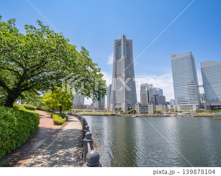 新緑とランドマークタワー 139878104