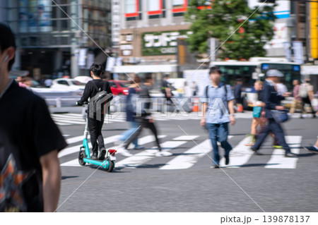 日本の東京都市景観青切符制度4月1日からだが…通勤時間帯の渋谷スクランブル交差点…電動キックボード 日本の東京都市景観青切符制度4月1日からだが…通勤時間帯の渋谷スクランブル交差点…電動キックボード 139878137