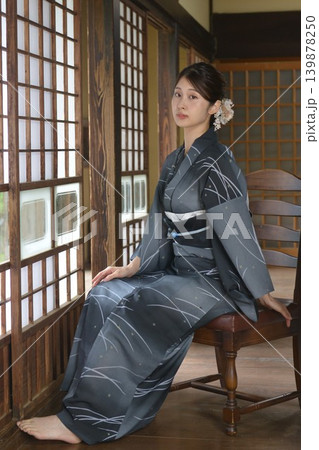 浴衣を着た若い女性 139878250
