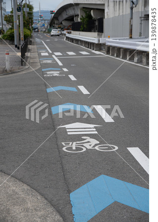 路肩に描かれた自転車ナビライン 路肩に描かれた自転車ナビライン 139878435