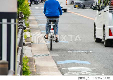 自転車ナビラインを走る自転車と横を追い越す自動車 自転車ナビラインを走る自転車と横を追い越す自動車 139878436
