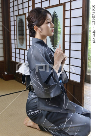 浴衣を着た若い女性 浴衣を着た若い女性 139878910