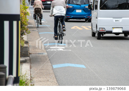 自転車ナビラインを走る自転車と横を追い越す自動車 自転車ナビラインを走る自転車と横を追い越す自動車 139879068