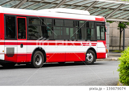 乗客の乗車を待っている路線バス 139879074
