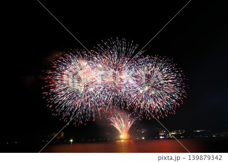 夏の夜空に咲く大輪の花火 139879342