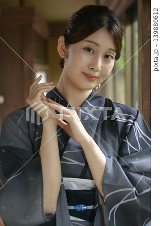 浴衣を着た若い女性 浴衣を着た若い女性 139880612