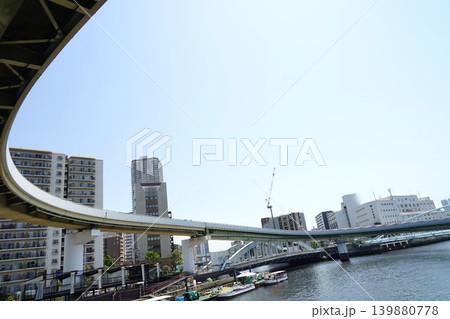 円を描く水辺の高速道路の風景 139880778