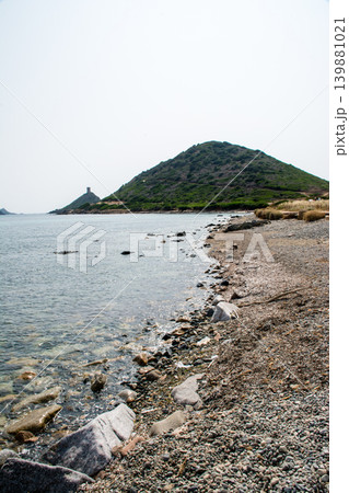 岩の海岸線と海岸脇の緑に囲まれた小さな小山 地中海に浮かぶフランス領のコルシカ島にて 岩の海岸線と海岸脇の緑に囲まれた小さな小山 地中海に浮かぶフランス領のコルシカ島にて 139881021