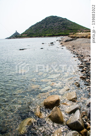 岩の海岸線と海岸脇の緑に囲まれた小さな小山 地中海に浮かぶフランス領のコルシカ島にて 岩の海岸線と海岸脇の緑に囲まれた小さな小山 地中海に浮かぶフランス領のコルシカ島にて 139881022