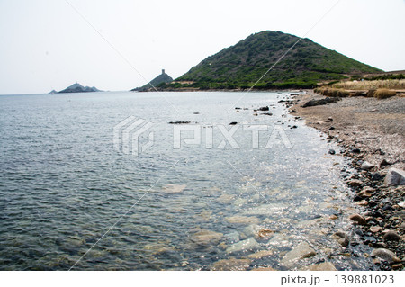 岩の海岸線と海岸脇の緑に囲まれた小さな小山 地中海に浮かぶフランス領のコルシカ島にて 岩の海岸線と海岸脇の緑に囲まれた小さな小山 地中海に浮かぶフランス領のコルシカ島にて 139881023