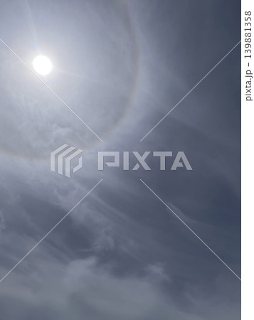 空に現れた幻想的な日暈と太陽の光 空に現れた幻想的な日暈と太陽の光 139881358