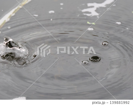 ナチュラルな雨だれのクラウン 139881992