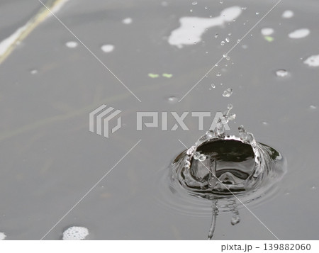 ナチュラルな雨だれのクラウン 139882060