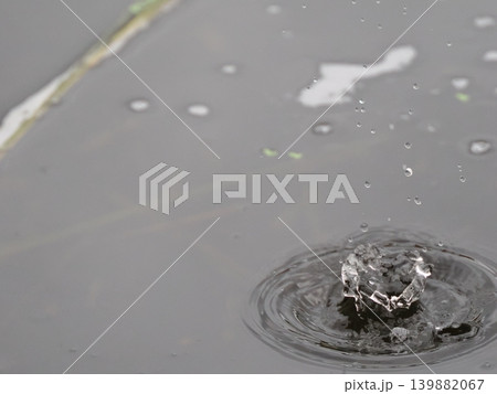 ナチュラルな雨だれのクラウン 139882067