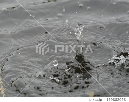 ナチュラルな雨だれのクラウン 139882068