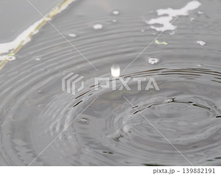 水面に落ちた雨の波紋 水面に落ちた雨の波紋 139882191