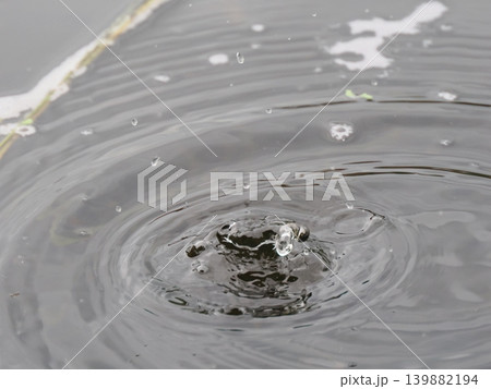 水面に落ちた雨の波紋 水面に落ちた雨の波紋 139882194