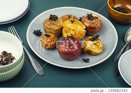 Warm Baked Apples with Cloves Warm Baked Apples with Cloves 139882342