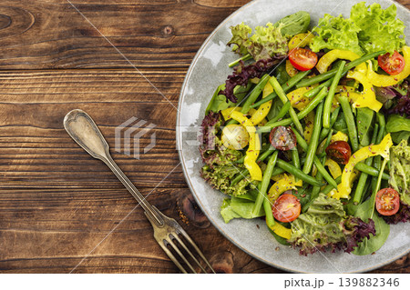 Healthy Vegetable Salad with Greens, Tomatoes and Seeds 139882346