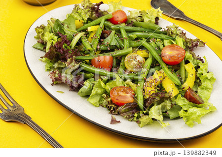 Fresh Mixed Vegetable Salad with Bean Pods and Sesame Seeds 139882349