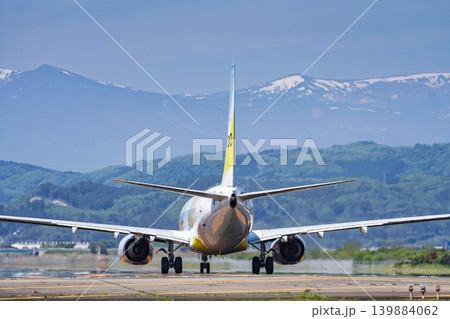 晴れた日の仙台空港　蔵王連峰と離陸中の飛行機　宮城県名取市 139884062