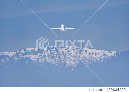 晴れた日の仙台空港 蔵王連峰と離陸中の飛行機 宮城県名取市 晴れた日の仙台空港 蔵王連峰と離陸中の飛行機 宮城県名取市 139884065