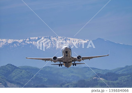 晴れた日の仙台空港 蔵王連峰と離陸中の飛行機 宮城県名取市 晴れた日の仙台空港 蔵王連峰と離陸中の飛行機 宮城県名取市 139884066