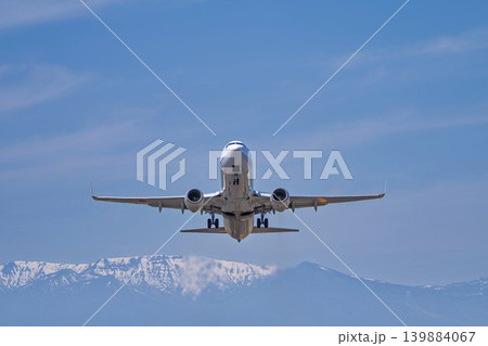晴れた日の仙台空港 蔵王連峰と離陸中の飛行機 宮城県名取市 晴れた日の仙台空港 蔵王連峰と離陸中の飛行機 宮城県名取市 139884067