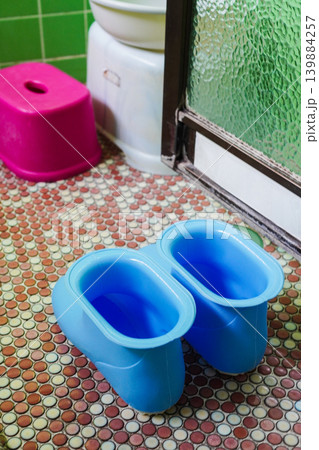 浴室掃除用のプラスチック製バスシューズ(お風呂スリッパ、バススリッパ) 浴室掃除用のプラスチック製バスシューズ(お風呂スリッパ、バススリッパ) 139884257
