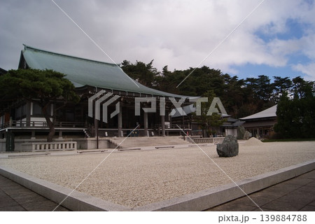 寺院と枯山水の庭園がある風景 寺院と枯山水の庭園がある風景 139884788