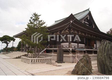 伝統的な木造建築と庭園風景の寺院 139884798