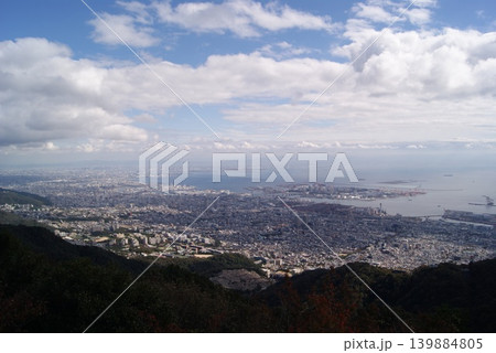 摩耶山からの広大な景色と海岸線 139884805