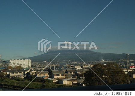 富士山と住宅街の青空が広がる風景 139884811