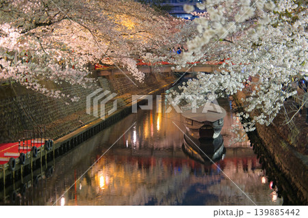 情緒ある日本の美しさ 満開の桜が包み込む夜の川辺のポートレート 139885442