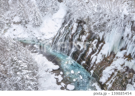 青い川と白い雪のコントラストが美しい冬の美瑛・白ひげの滝 青い川と白い雪のコントラストが美しい冬の美瑛・白ひげの滝 139885454