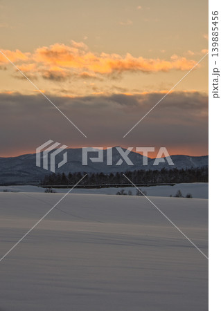 夕焼けの燃えるような光が美しい雪山と広大な雪原の冬景色 夕焼けの燃えるような光が美しい雪山と広大な雪原の冬景色 139885456